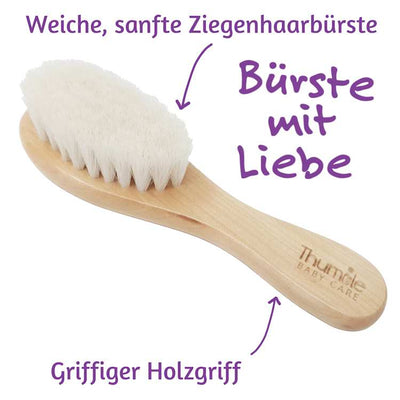 Babybürste aus Holz mit weichen Borsten auf weißem Hintergrund von Thumble Baby Care, mit Text zur Beschreibung der Eigenschaften