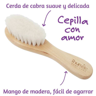 Cepillo de madera para bebé con cerdas suaves sobre fondo blanco de Thumble Baby Care, con texto que detalla las características