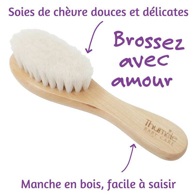 Brosse à cheveux en bois pour bébé, à poils doux, sur fond blanc, de la marque Thumble Baby Care, avec texte détaillant ses caractéristiques.