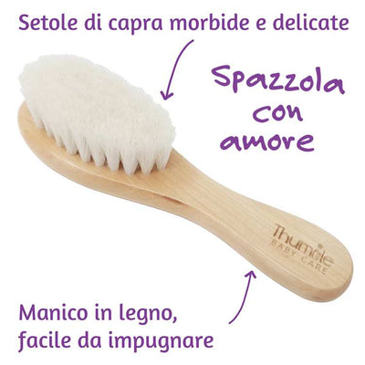 Spazzola per bambini in legno con setole morbide su sfondo bianco, con testo che ne descrive le caratteristiche